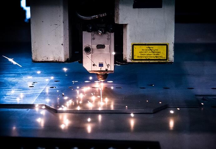 數控激光切割機需要選擇好的保護透鏡