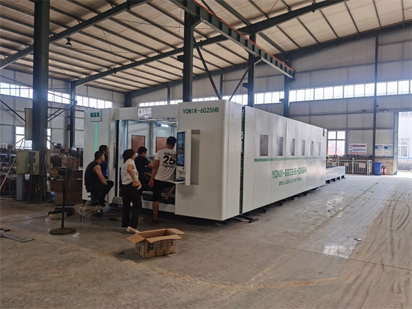 大包圍交換平臺激光切板機8